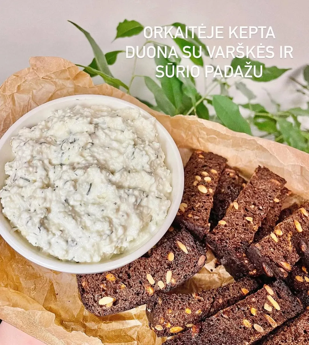 Kepta duona su varškės ir sūrio padažu