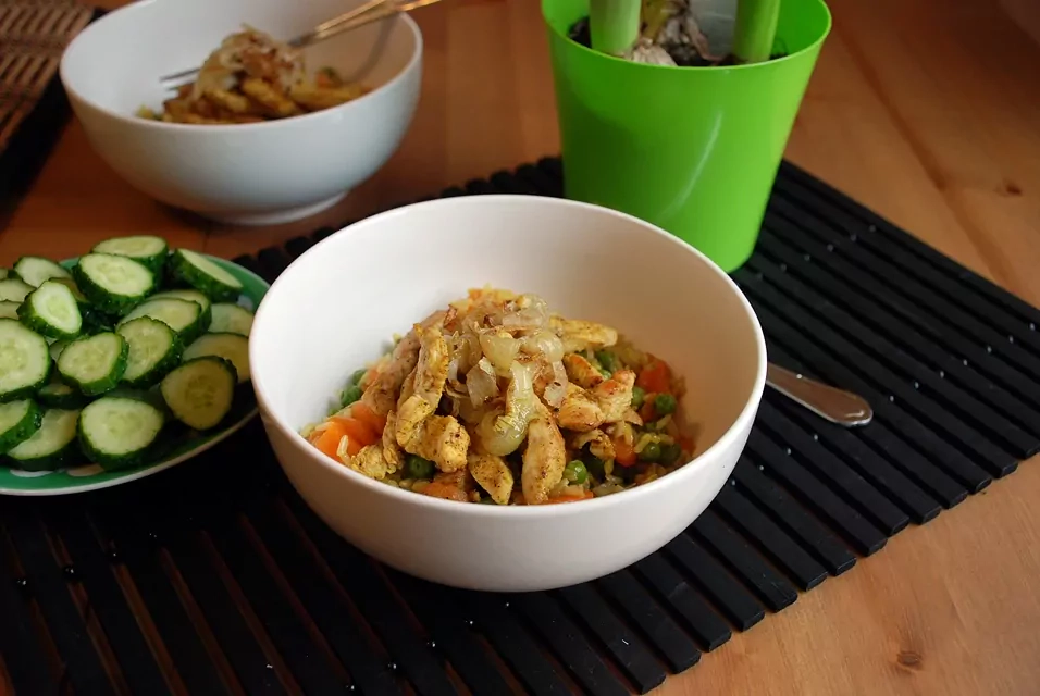 Kalakutienos ir ryžių troškinys su morkomis ir žaliaisiais žirneliais