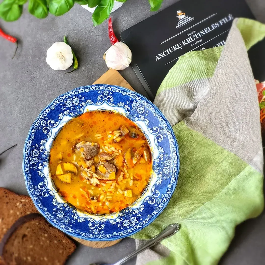 Aromatinga antienos sriuba su kokosų pienu ir raudonuoju kariu