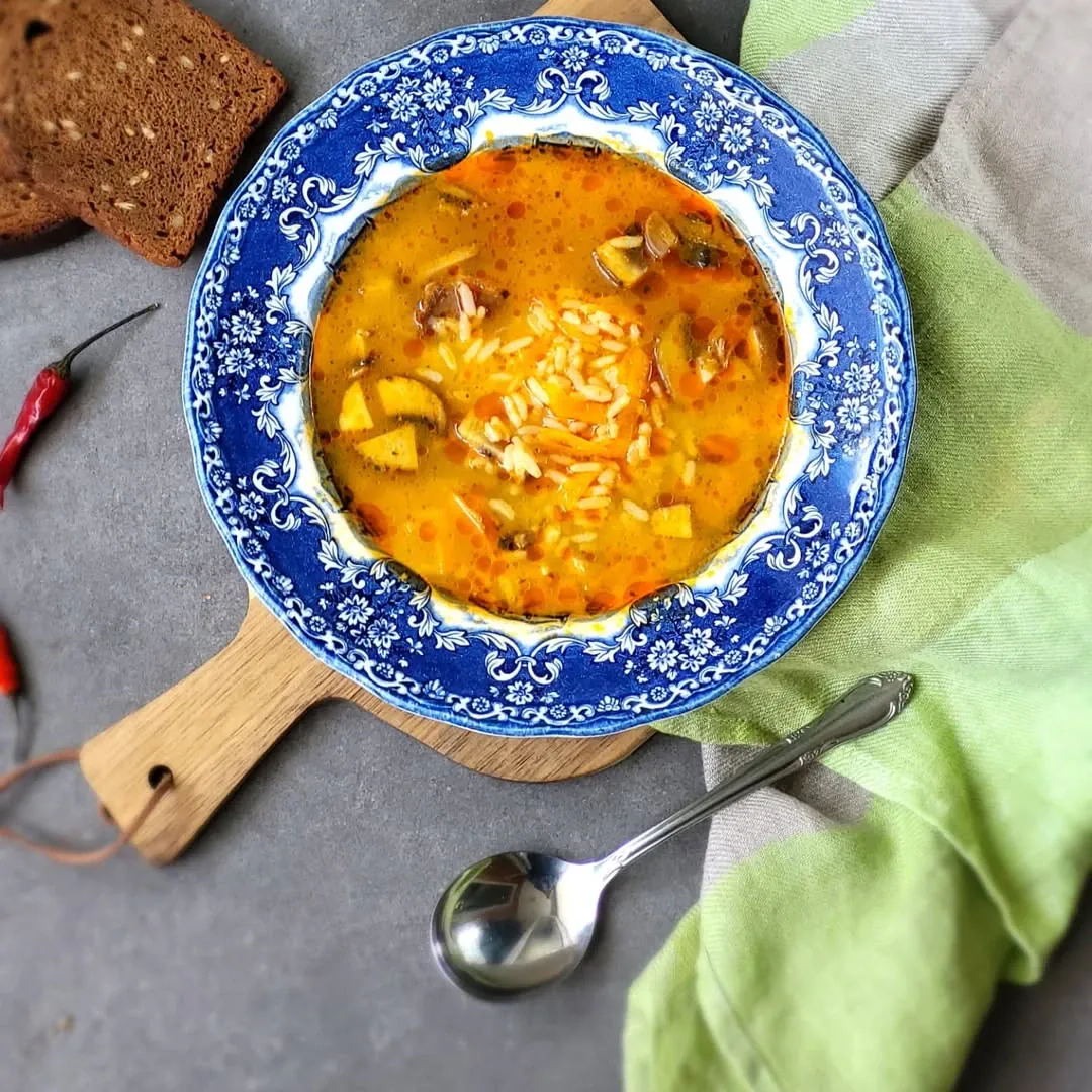 Aromatinga antienos sriuba su kokosų pienu ir raudonuoju kariu