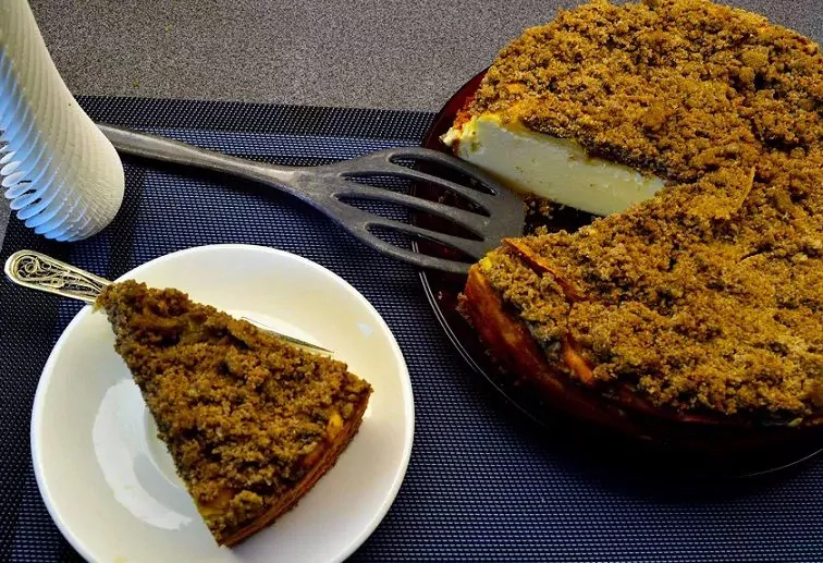 Kreminis varškės pyragas su obuoliais ir cinamono trupiniais