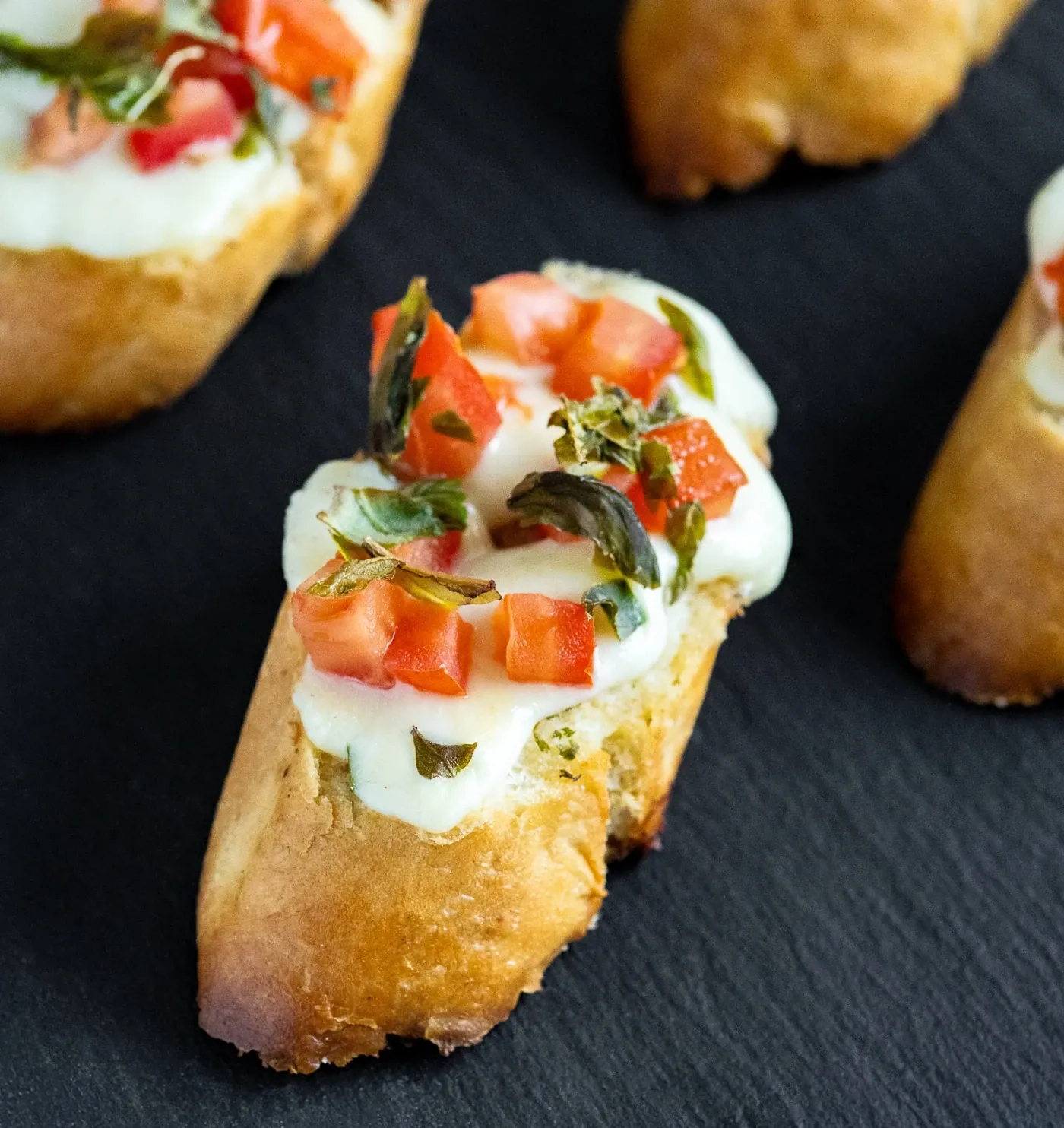 Česnakiniai sumuštinukai su mocarela