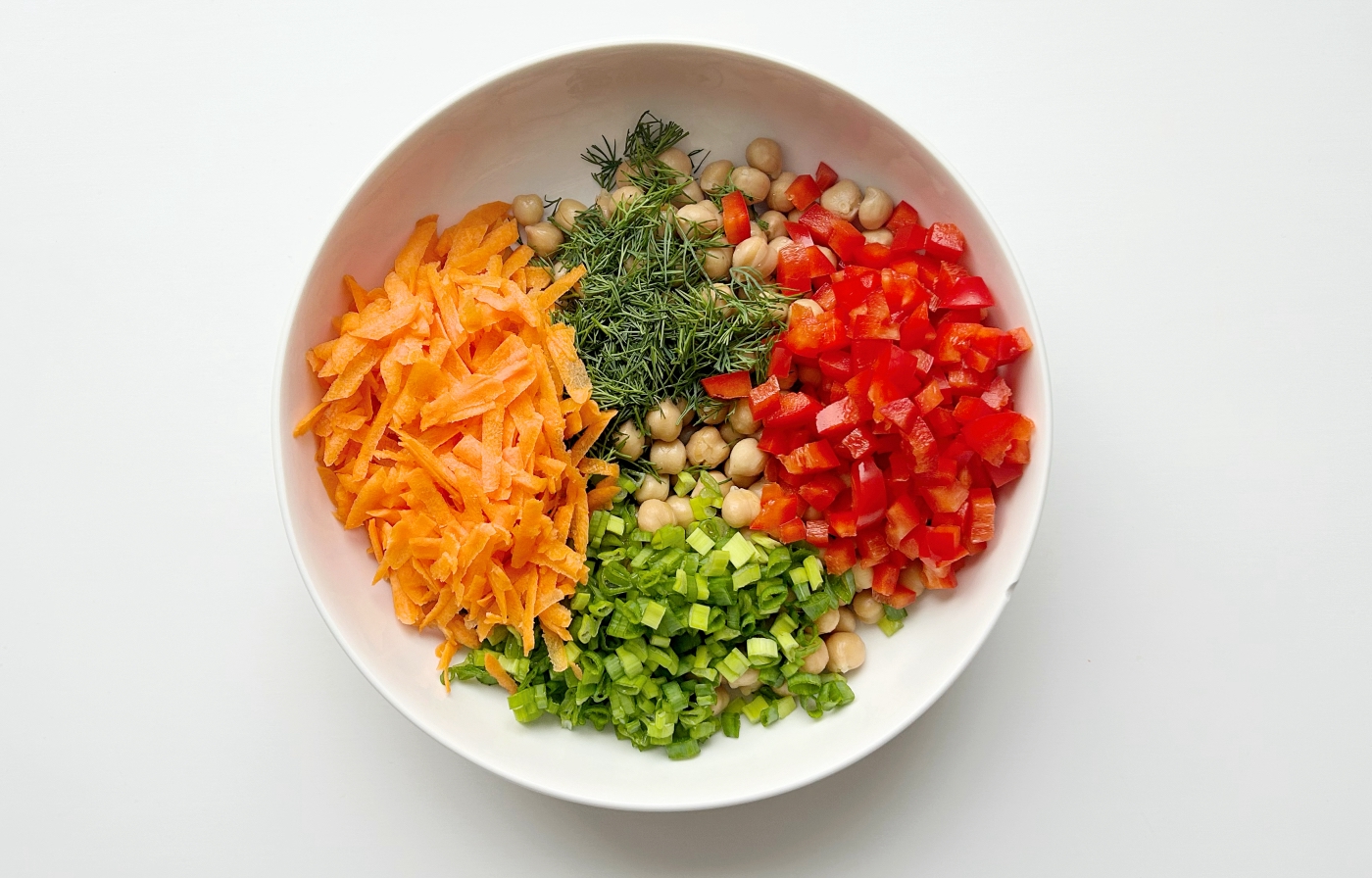 Avinžirnių salotos su feta ir daržovėmis