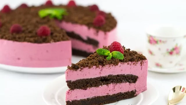 Tort - ciasto "Malinowa chmurka" na biszkopcie
