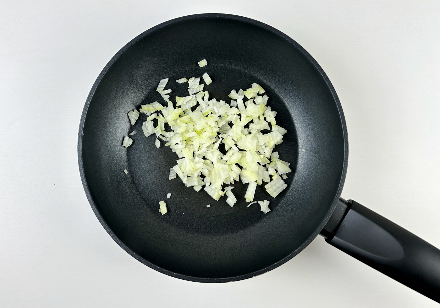 smulkinti svogūnai kepa