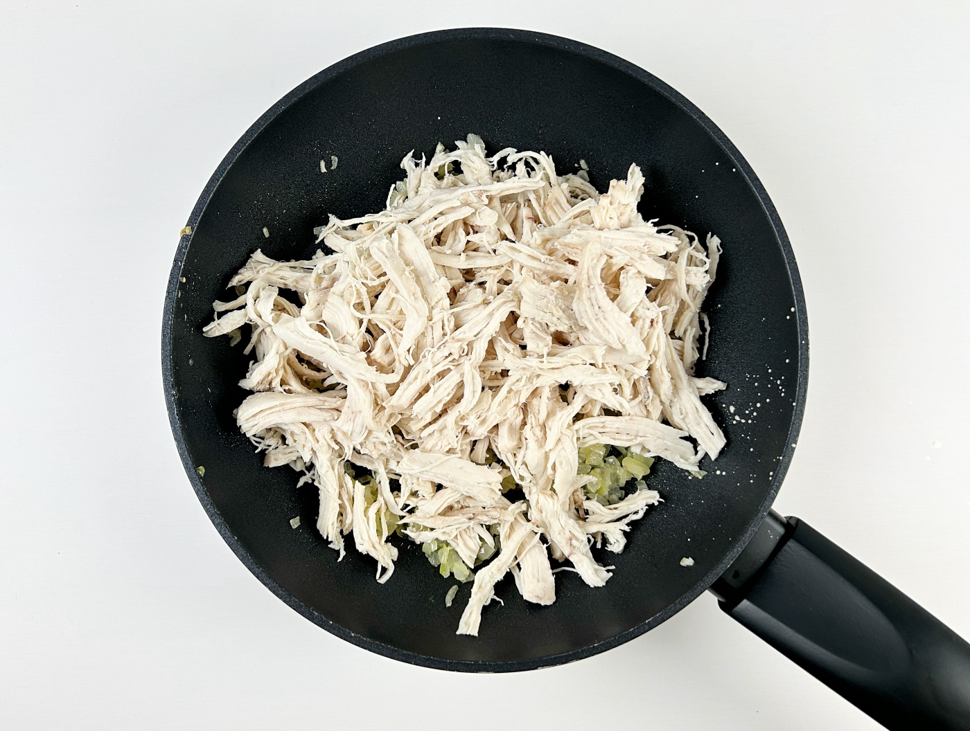 plėšyta vištiena keptuvėje