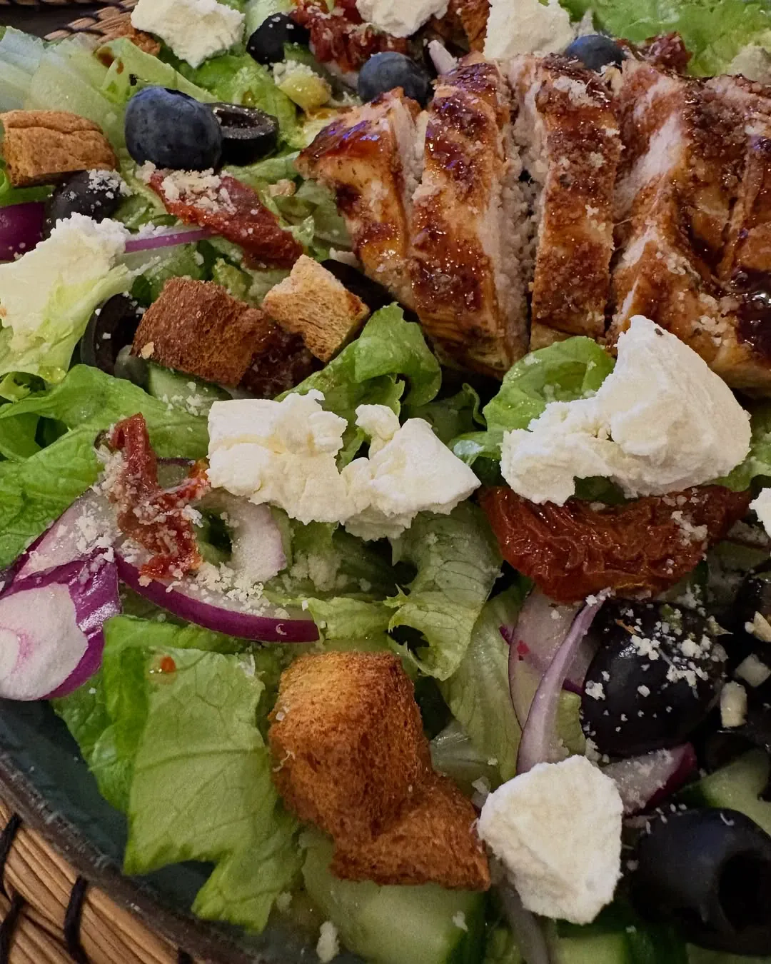 Gaivios vištienos salotos su daržovėmis, saulėje džiovintais pomidorais ir feta