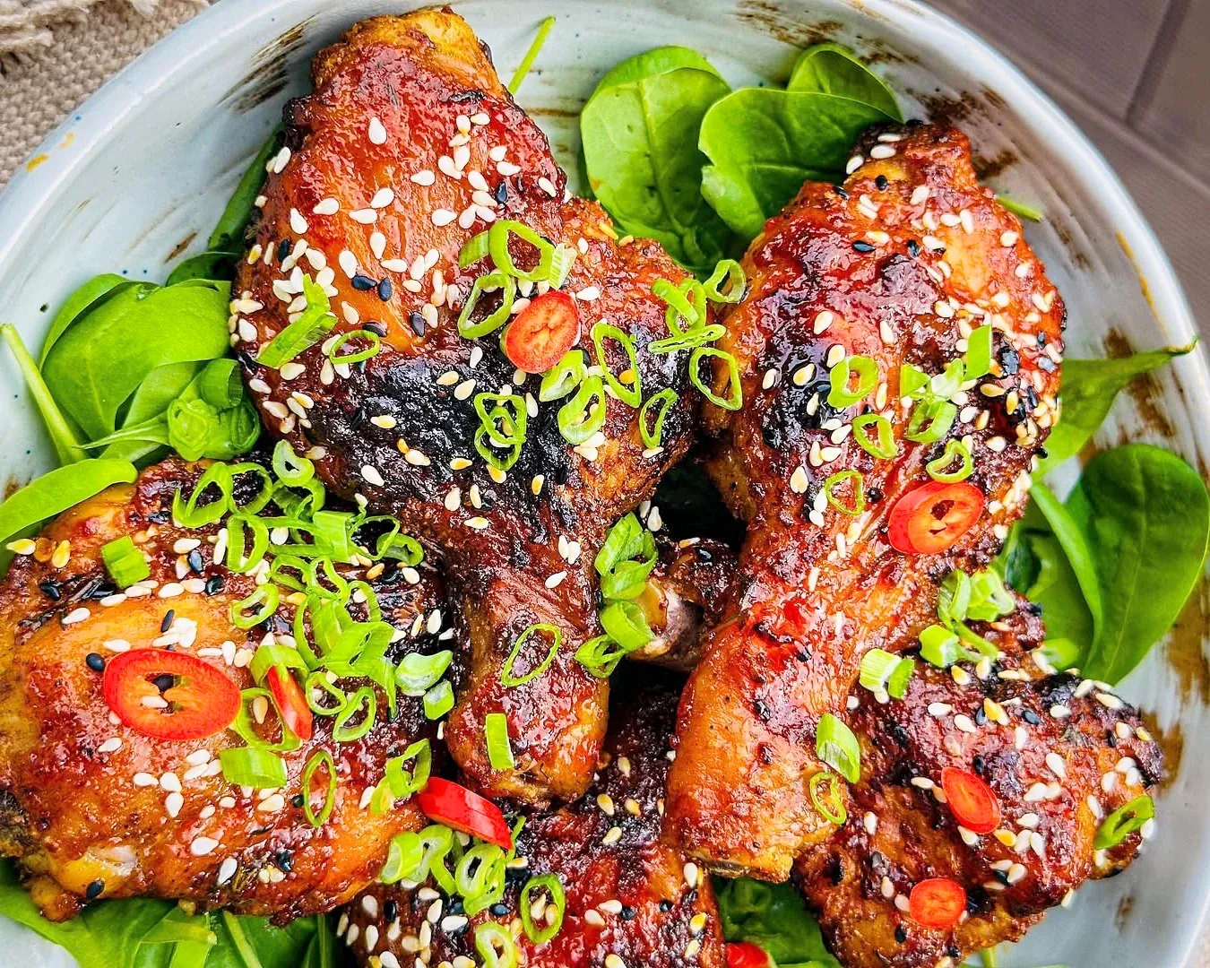 Česnakinės vištienos blauzdelės karšto oro gruzdintuvėje