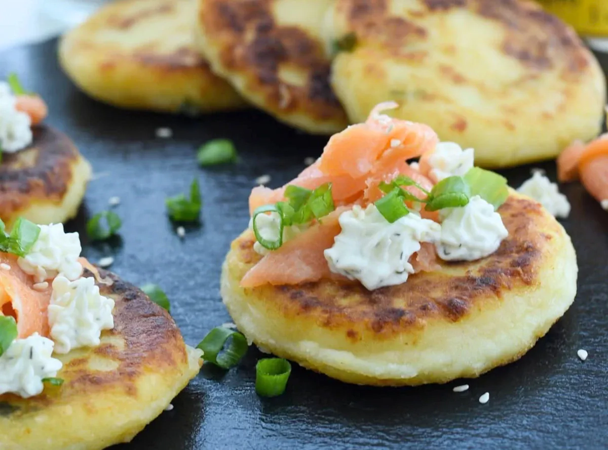 Putlūs bulvių košės blyneliai su lašiša