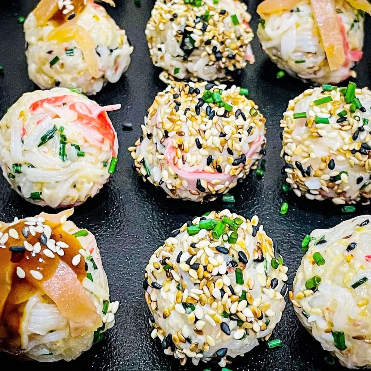 Greiti sushi kamuoliukai su krabų lazdelėmis