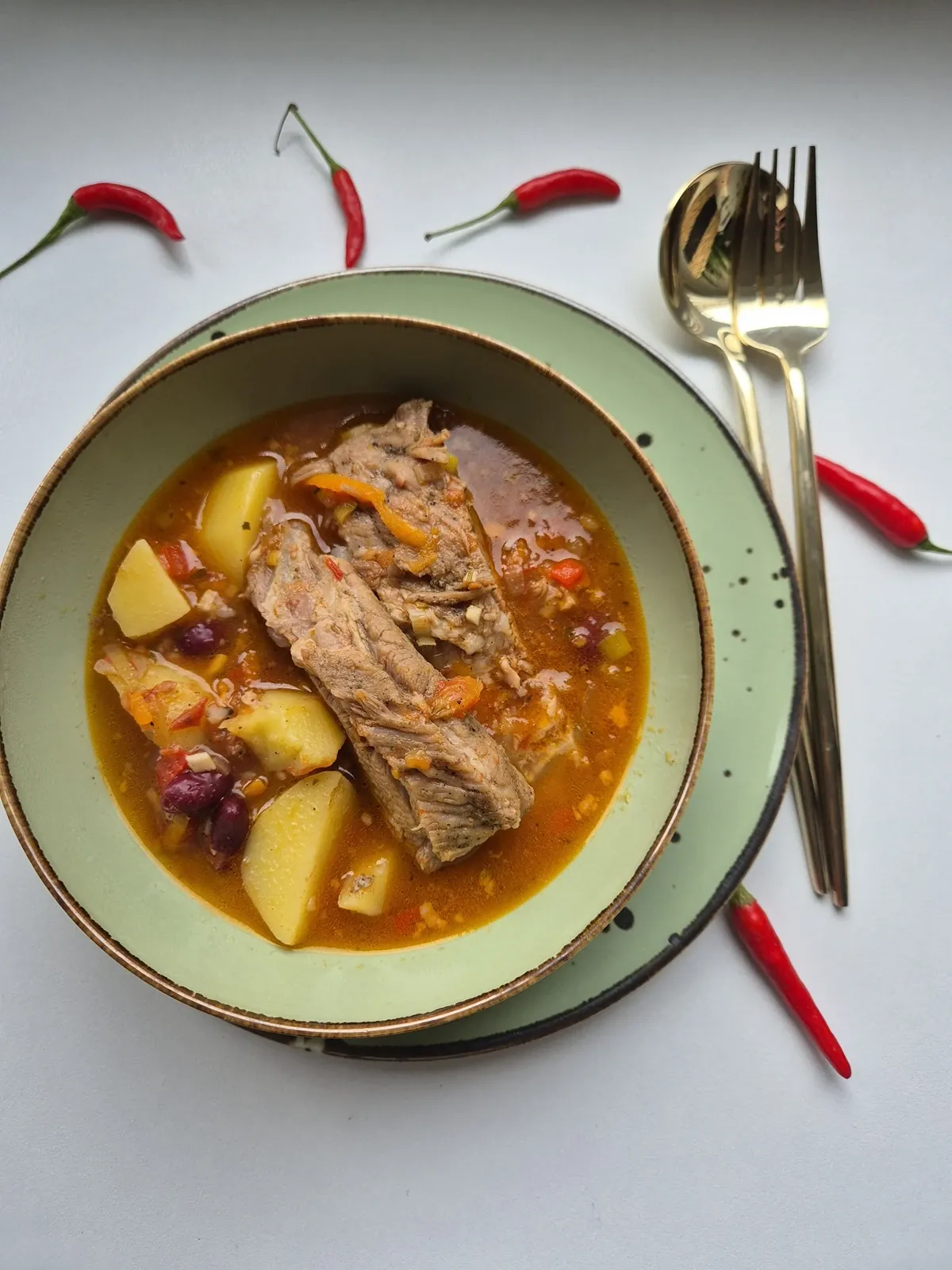 Aštri mėsos sriuba su kiaulienos šonkauliukais