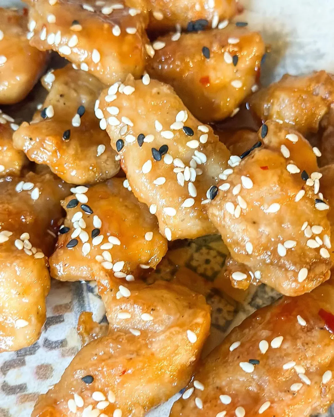 Saldžiarūgštė traški karaage vištiena su padažu