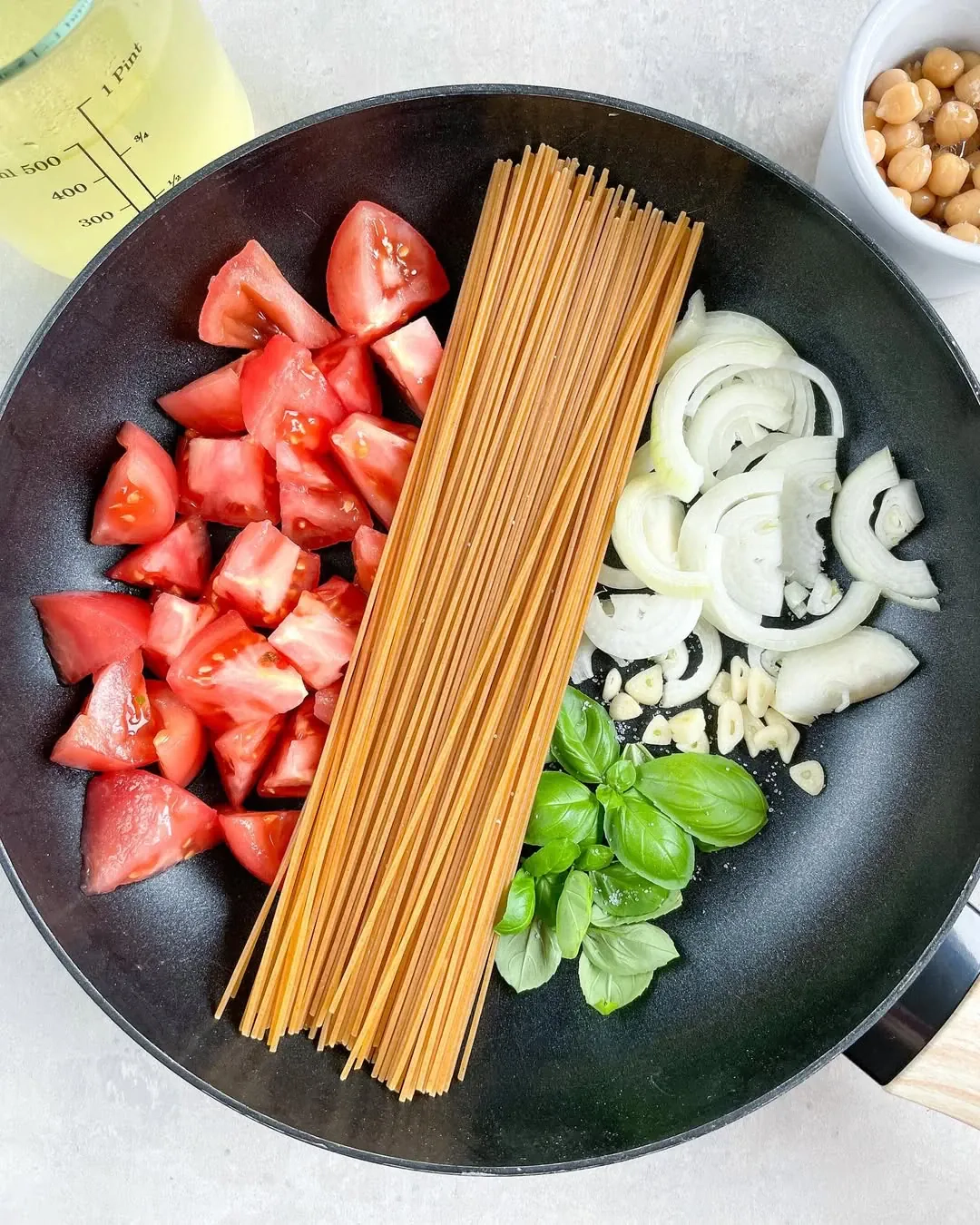 Vienos keptuvės makaronai (spagečiai) su pomidorais ir avinžirniais