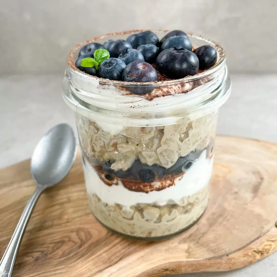 Avižinė košė "Tiramisu" stiliumi