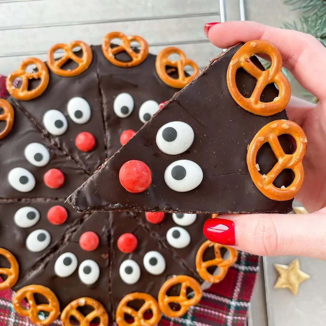 Šokoladinis pyragas su raudonosiomis pupelėmis ir šventiniu papuošimu