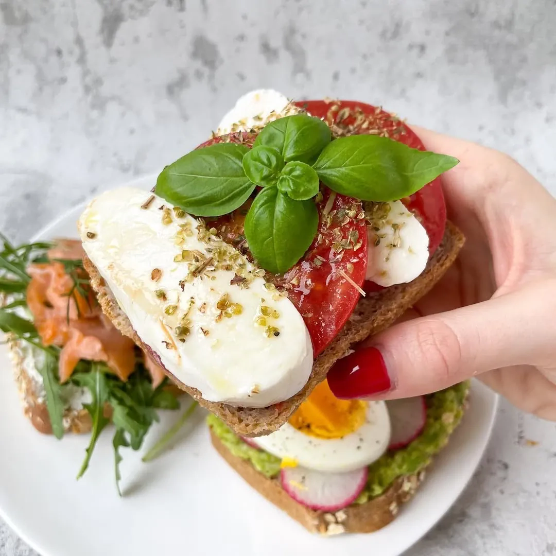 Caprese stiliaus sumuštiniai su mocarela ir pomidorais