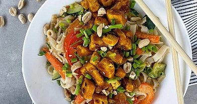 Ryžių makaronai su žemės riešutų padažu ir marinuotu tofu