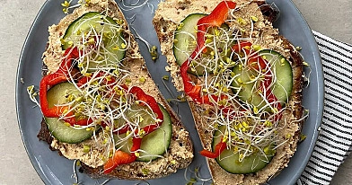 Greita sumuštinių užtepėlė su rūkytu tofu ir džiovintais pomidorais