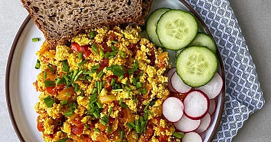 Tofu plakta su pomidorais ir svogūnais - sveikas ir maistingas pusryčių pasirinkimas