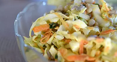 Kopūstų ir morkų salotos su pesto užpilu