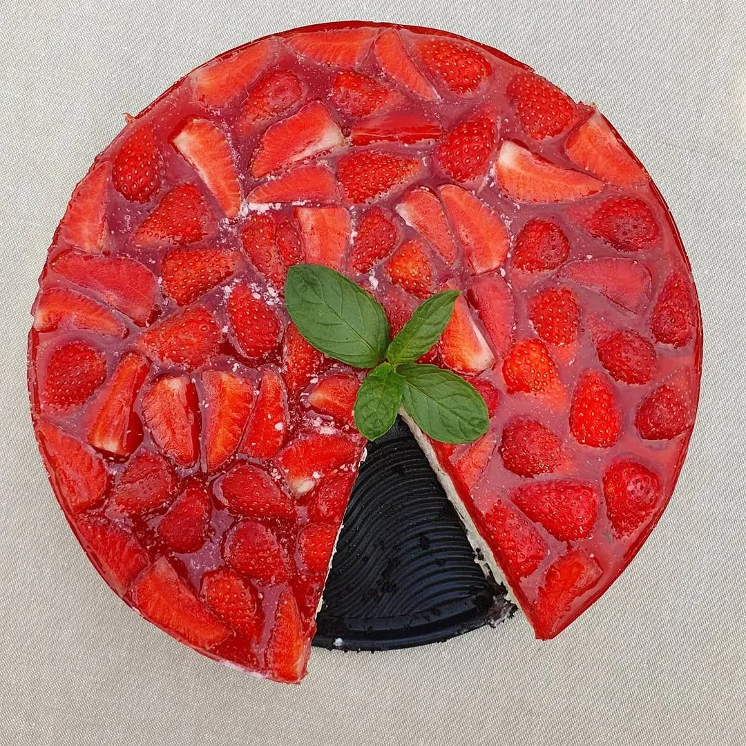 Nekeptas jogurtinis sūrio pyragas su braškėmis ir Oreo sausainių pagrindu