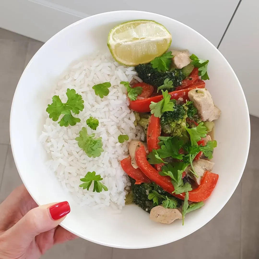 Tailandietiškas žalias karis (curry) su vištiena, kokosų pienu ir daržovėmis 🥦