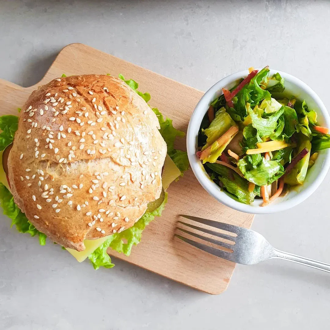 Naminis jautienos mėsainis su salotomis