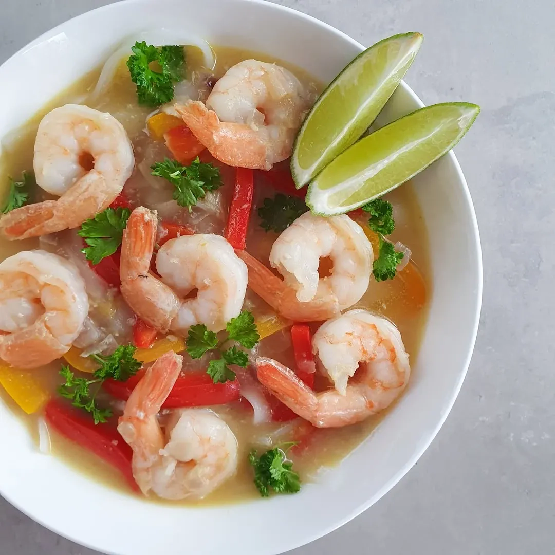 Tailandietiška krevečių sriuba su kokosų pienu ir ryžių makaronais