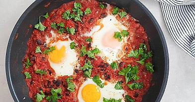 Šakšuka su juodosiomis pupelėmis ir konservuotais pomidorais 🍳