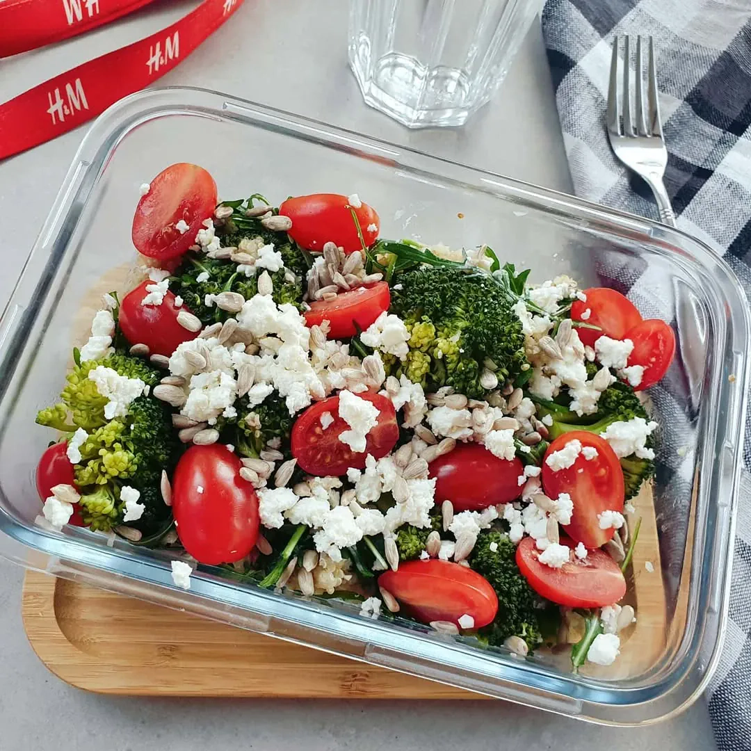 Salotos su bolivine balanda, rukola, brokoliais, pomidorais, feta ir saulėgrąžomis