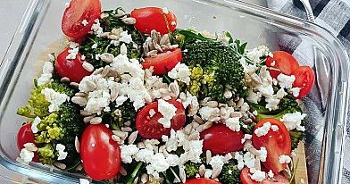 Salotos su bolivine balanda, rukola, brokoliais, pomidorais, feta ir saulėgrąžomis