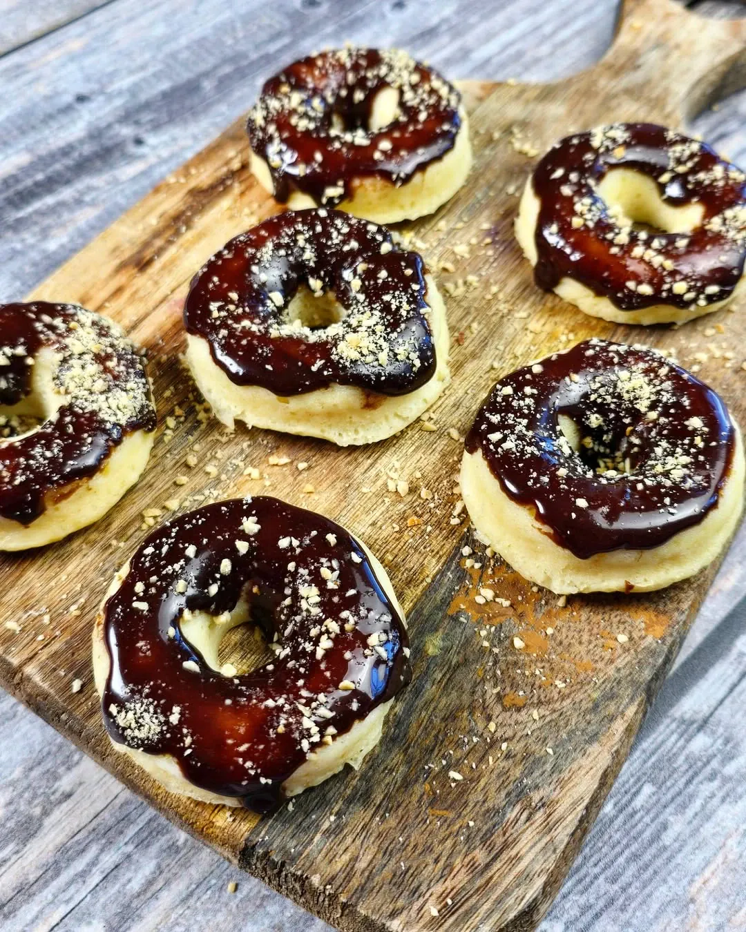 Baltyminės spurgos su šokoladiniu glajumi iš mikrobangų krosnelės