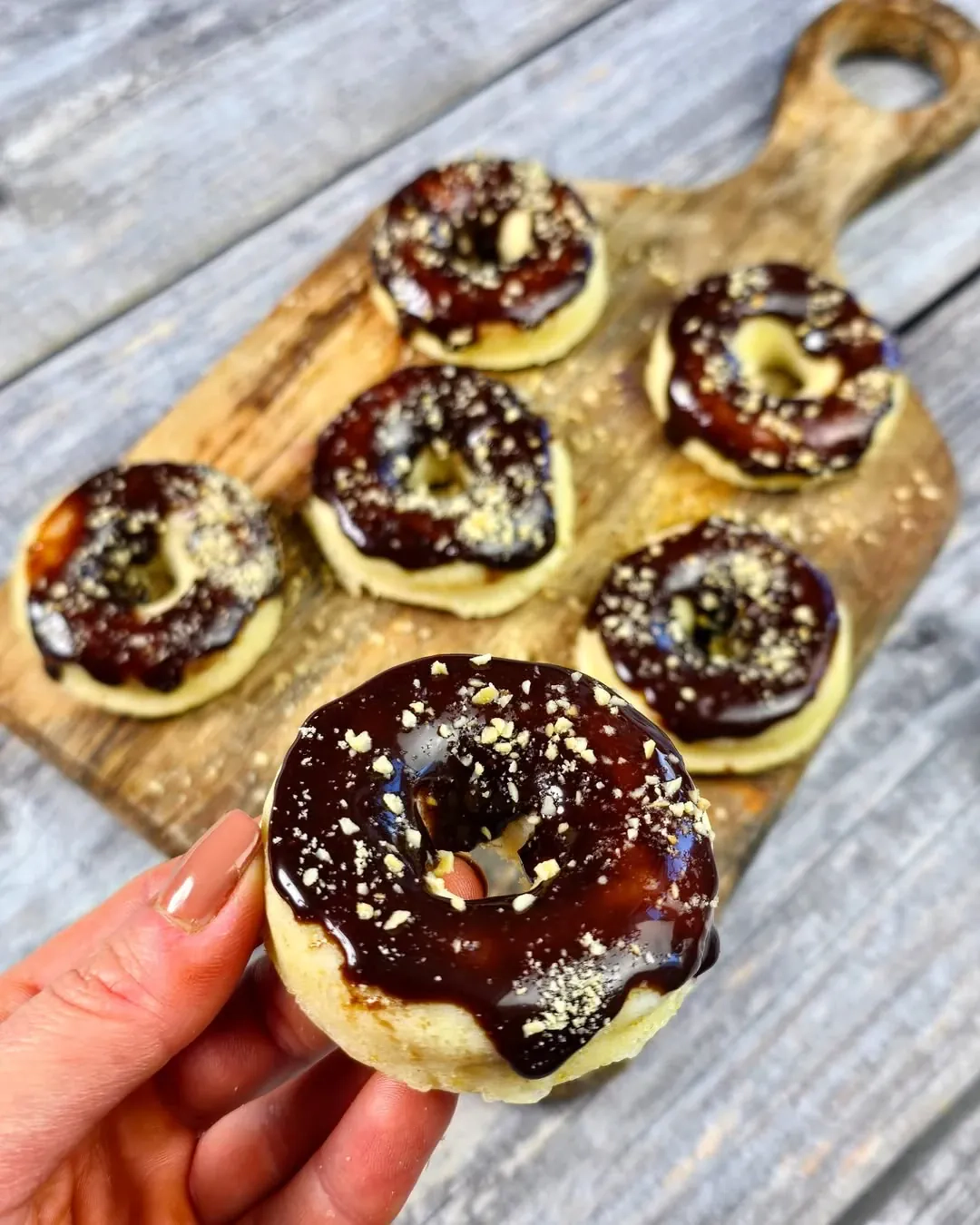 Baltyminės spurgos su šokoladiniu glajumi iš mikrobangų krosnelės