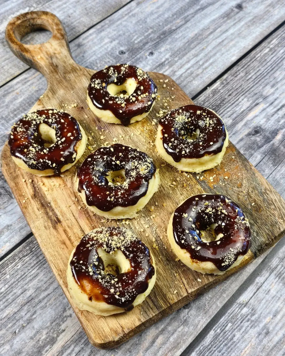 Baltyminės spurgos su šokoladiniu glajumi iš mikrobangų krosnelės