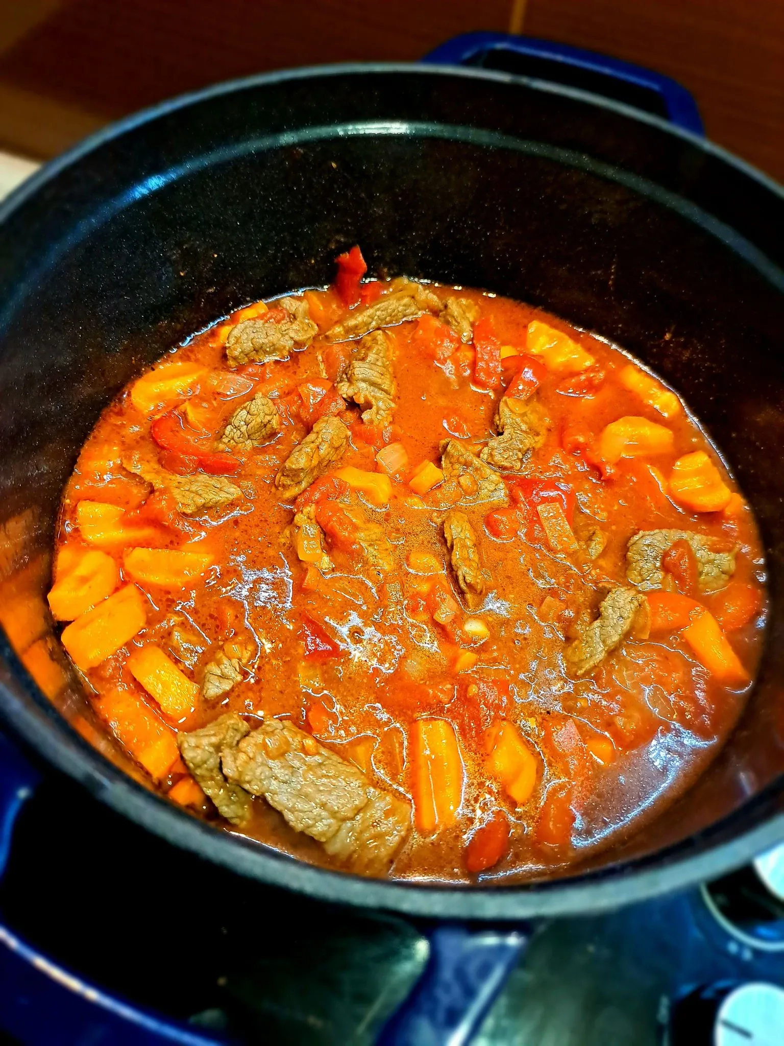 Vengriškas jautienos guliašas, su bulvių koše