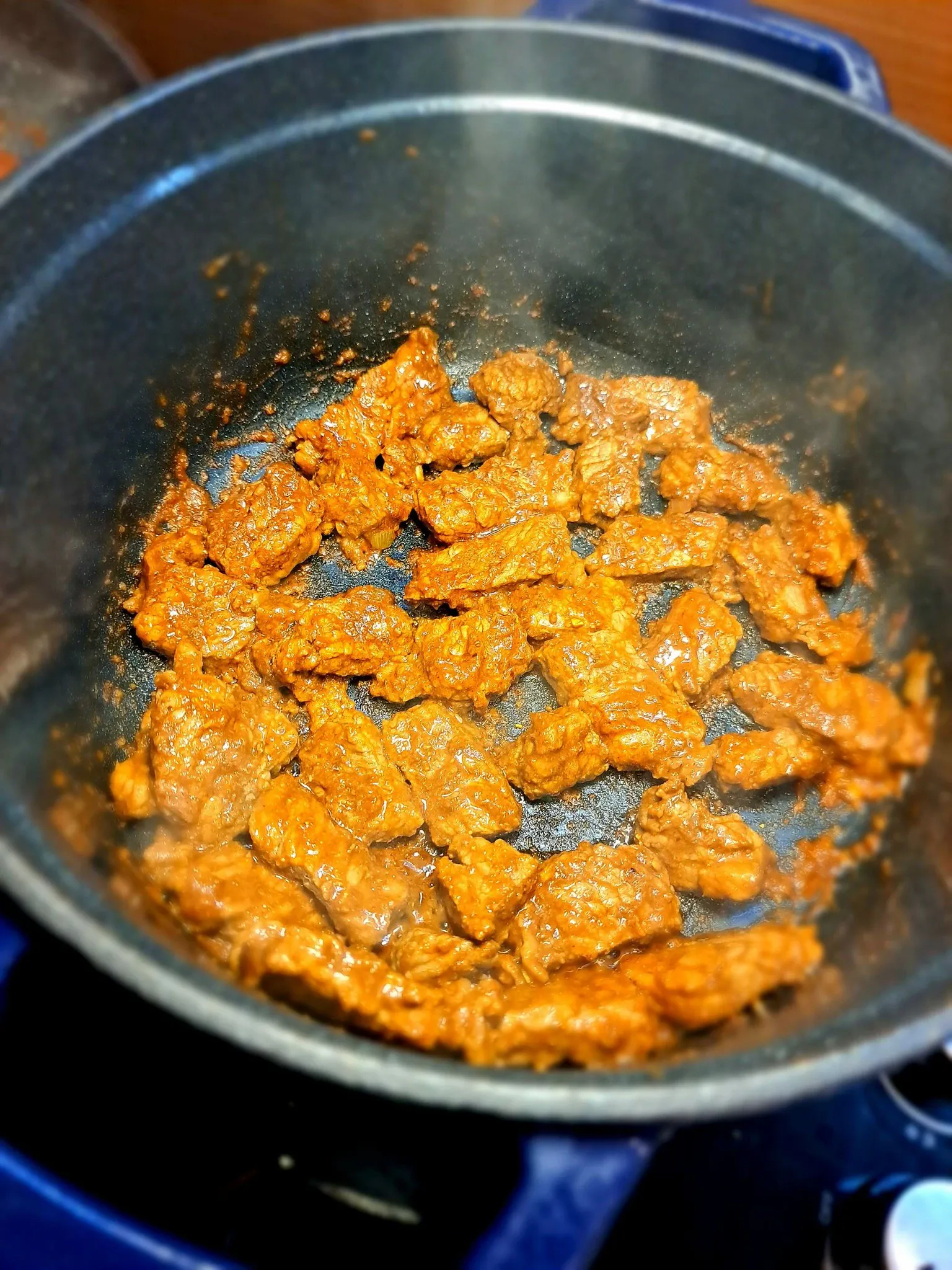 Vengriškas jautienos guliašas, su bulvių koše