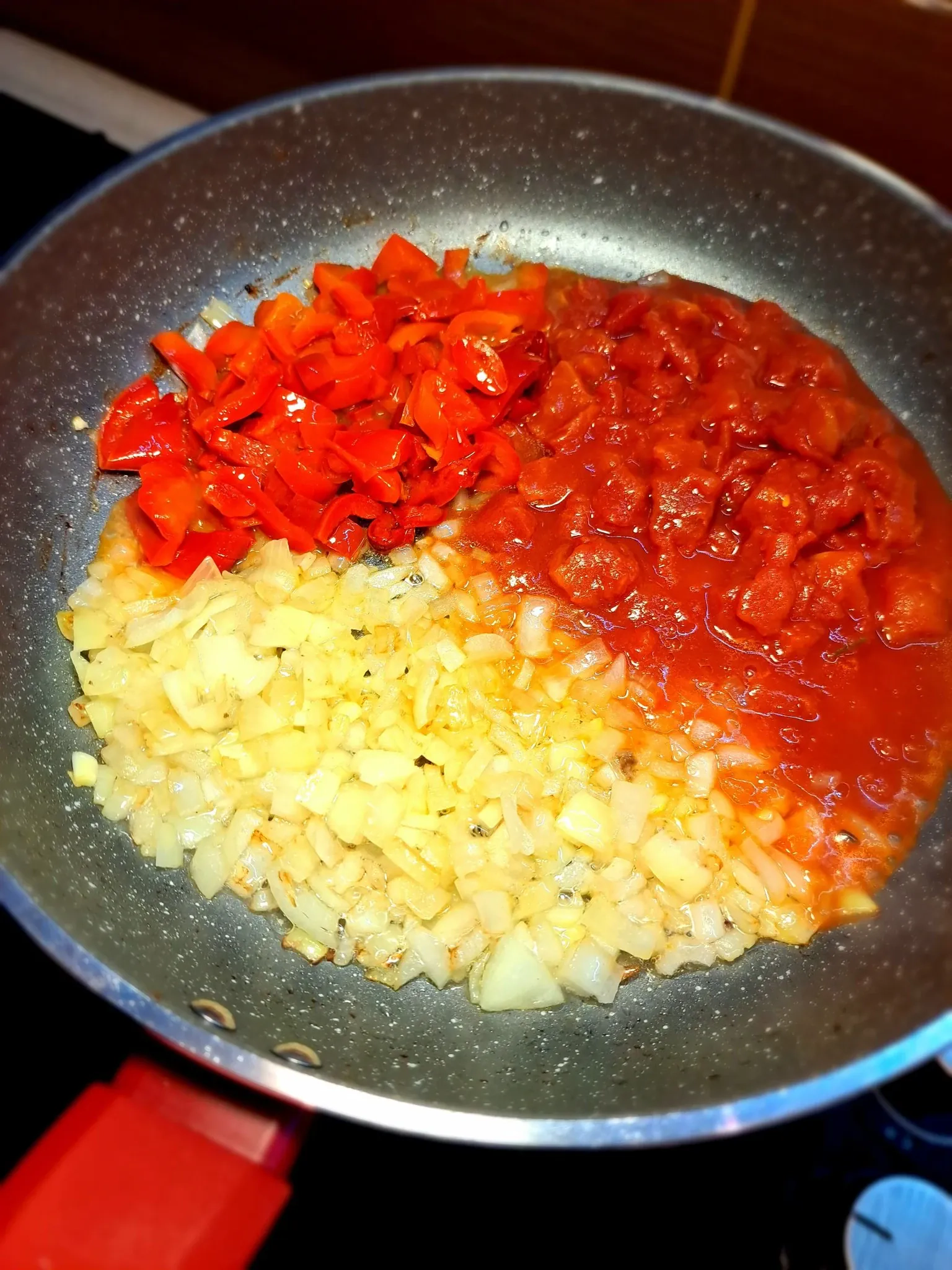 Vengriškas jautienos guliašas, su bulvių koše