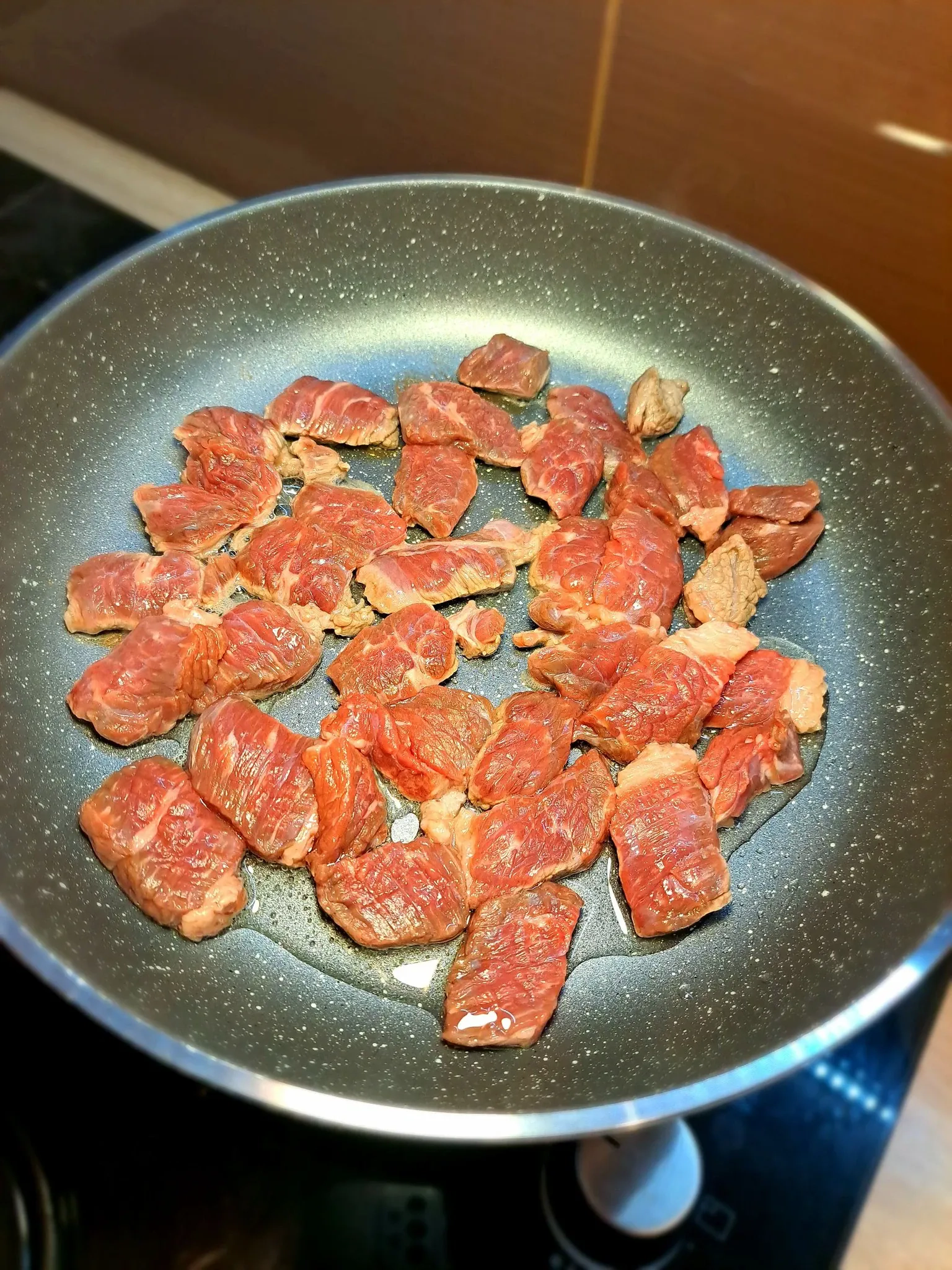 Vengriškas jautienos guliašas, su bulvių koše