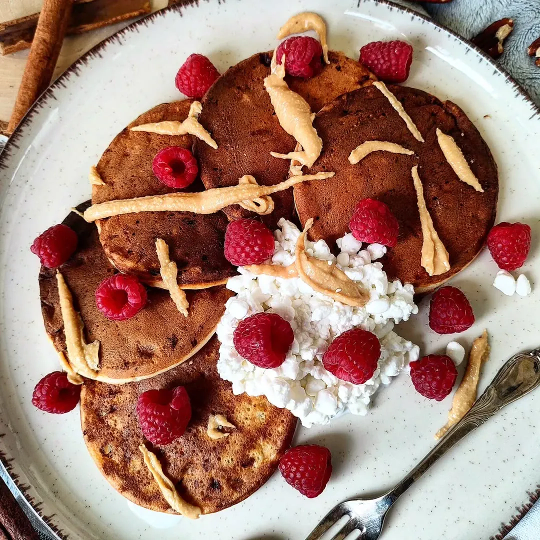 Minkšti ir purūs varškės blyneliai su bananais ir uogomis