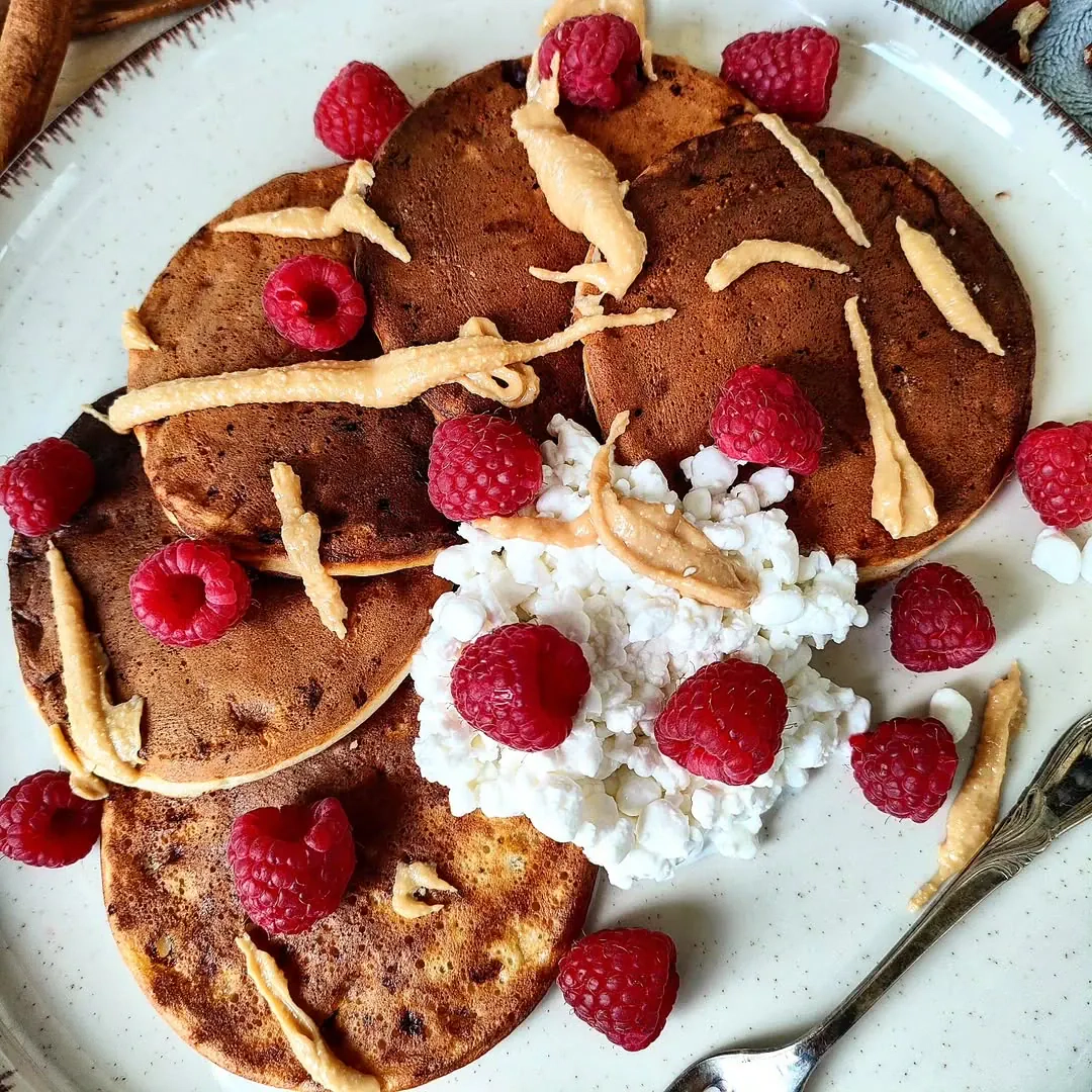 Minkšti ir purūs varškės blyneliai su bananais ir uogomis