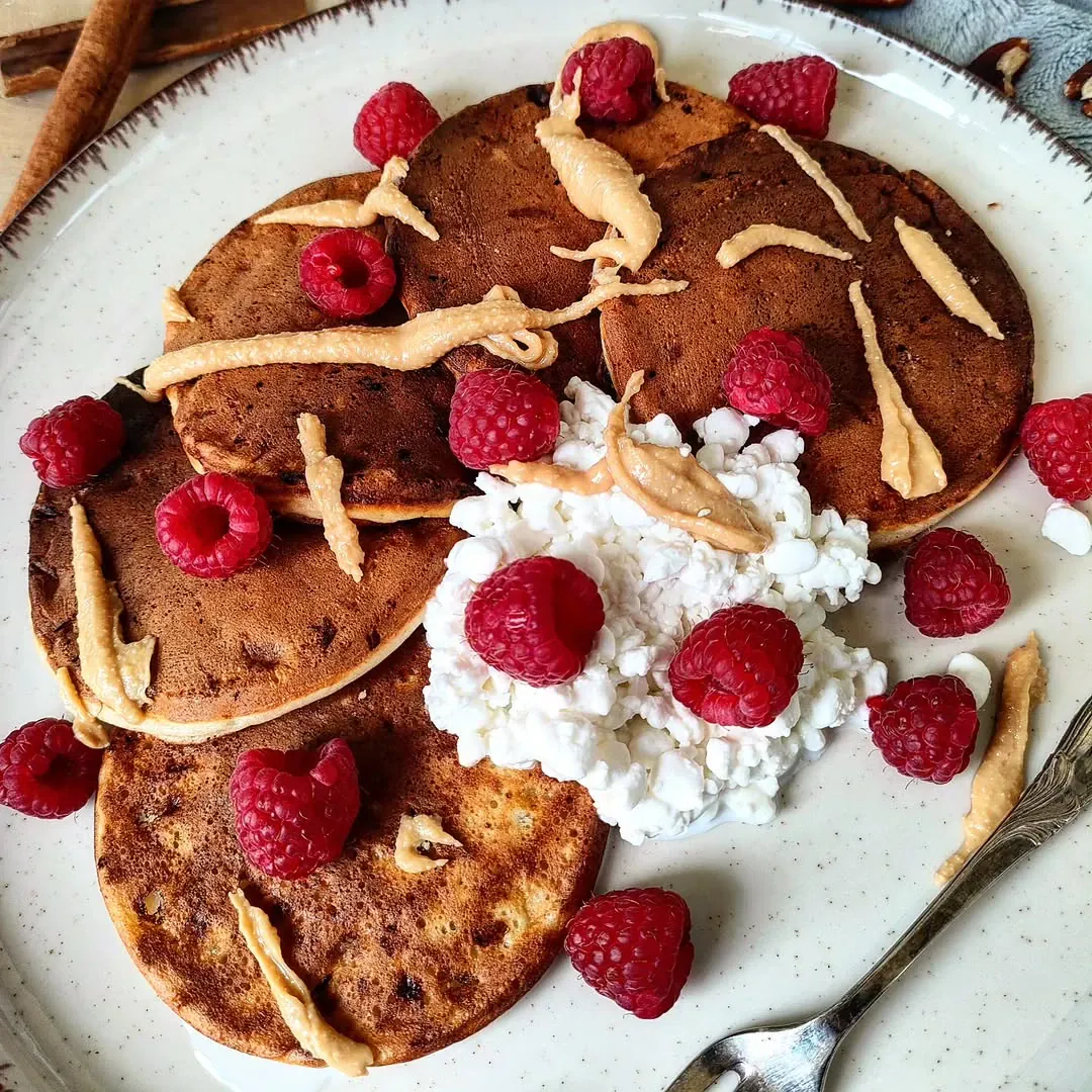 Minkšti ir purūs varškės blyneliai su bananais ir uogomis