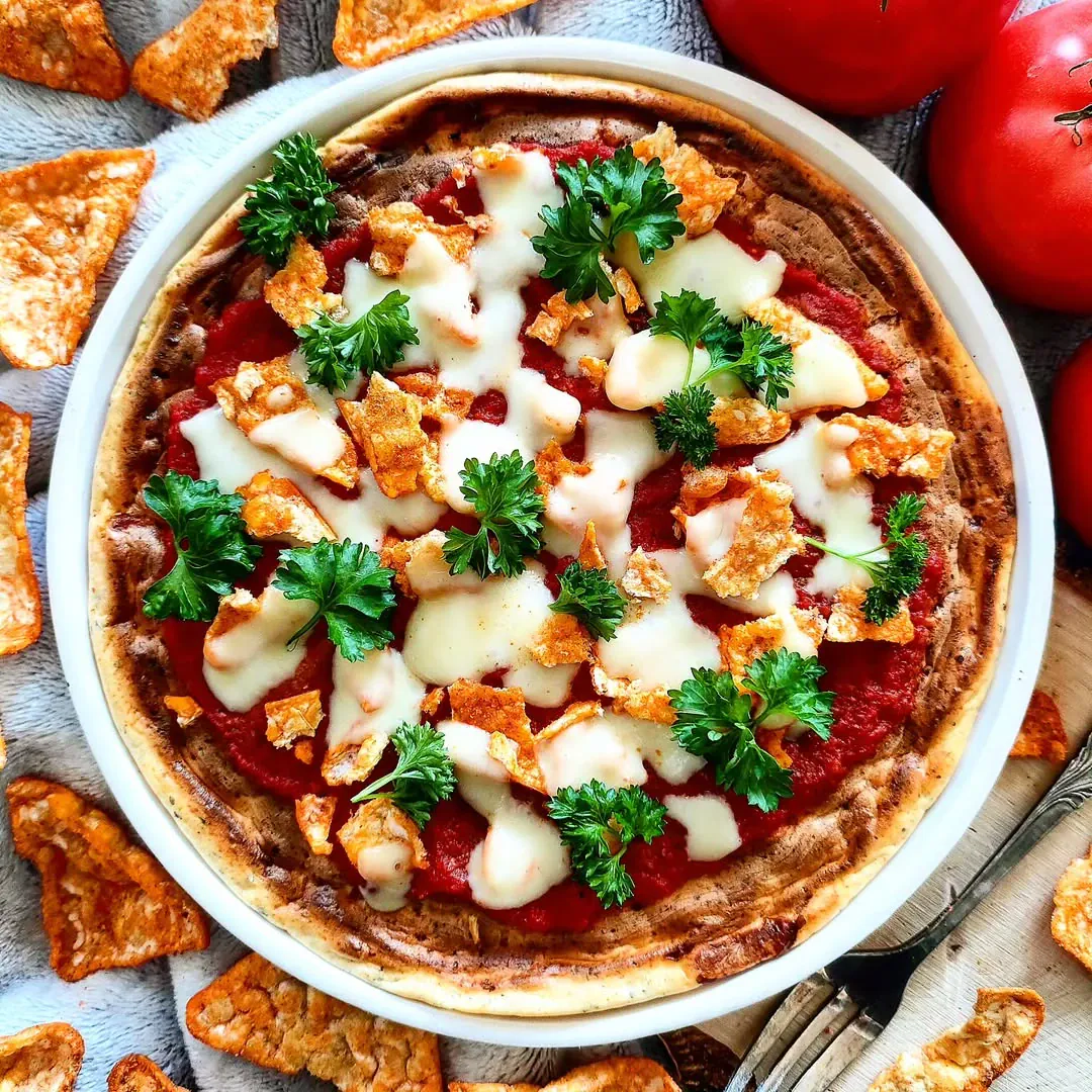 Sveika baltyminė pica su baltyminiais traškučiais Sveika baltyminė pica su baltyminiais traškučiais