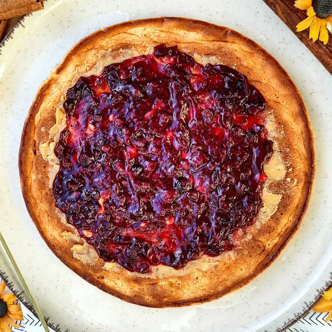 Jogurtiniai blynai su bananais ir žemės riešutų sviestu