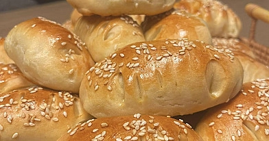 Purios mielinės bandelės su dešrelėmis