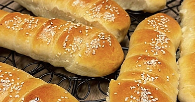 Mielinės bandelės su dešrelėmis ir fermentiniu sūriu