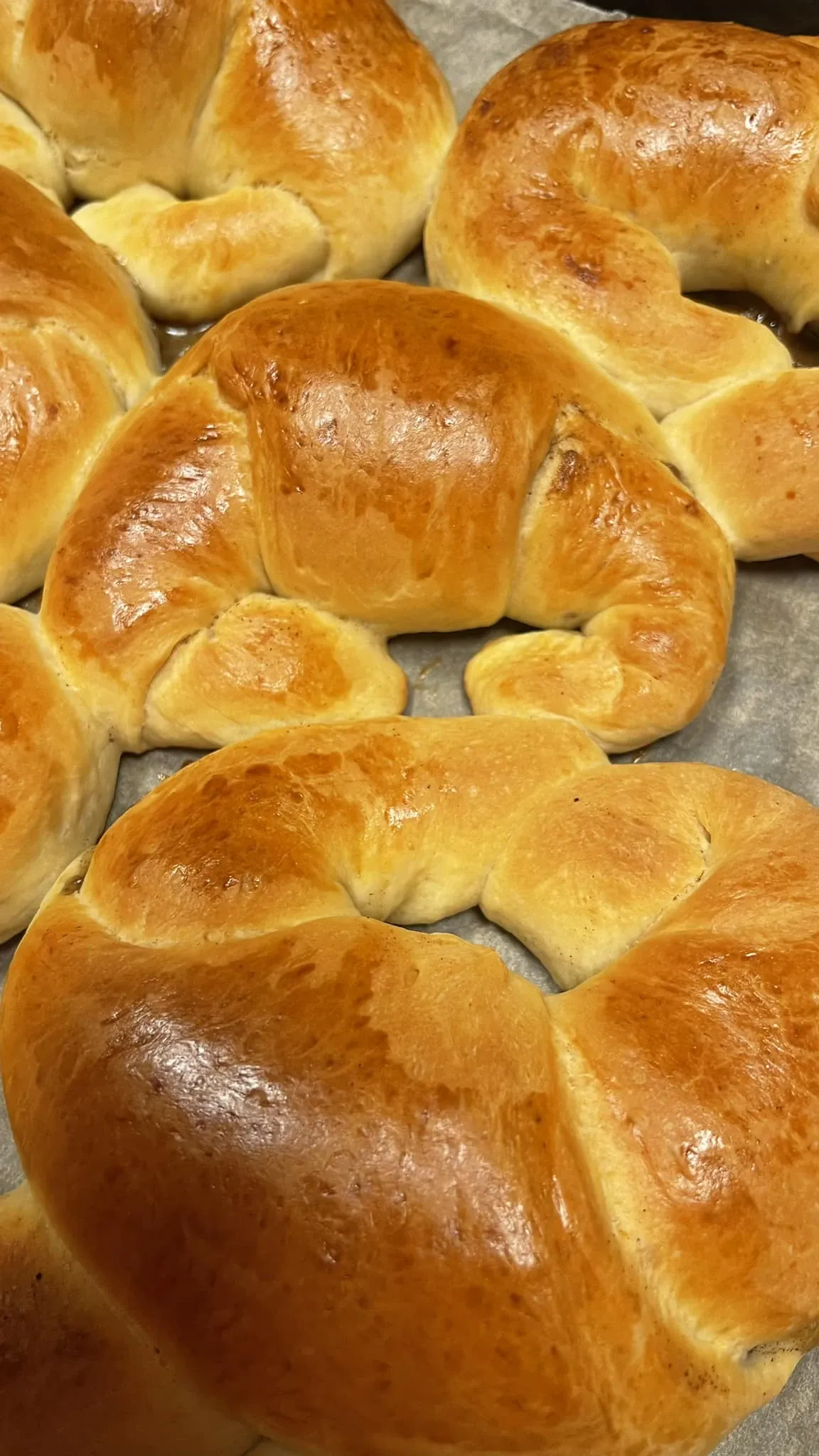 Mielinės bandelės su dešrelėmis ir fermentiniu sūriu