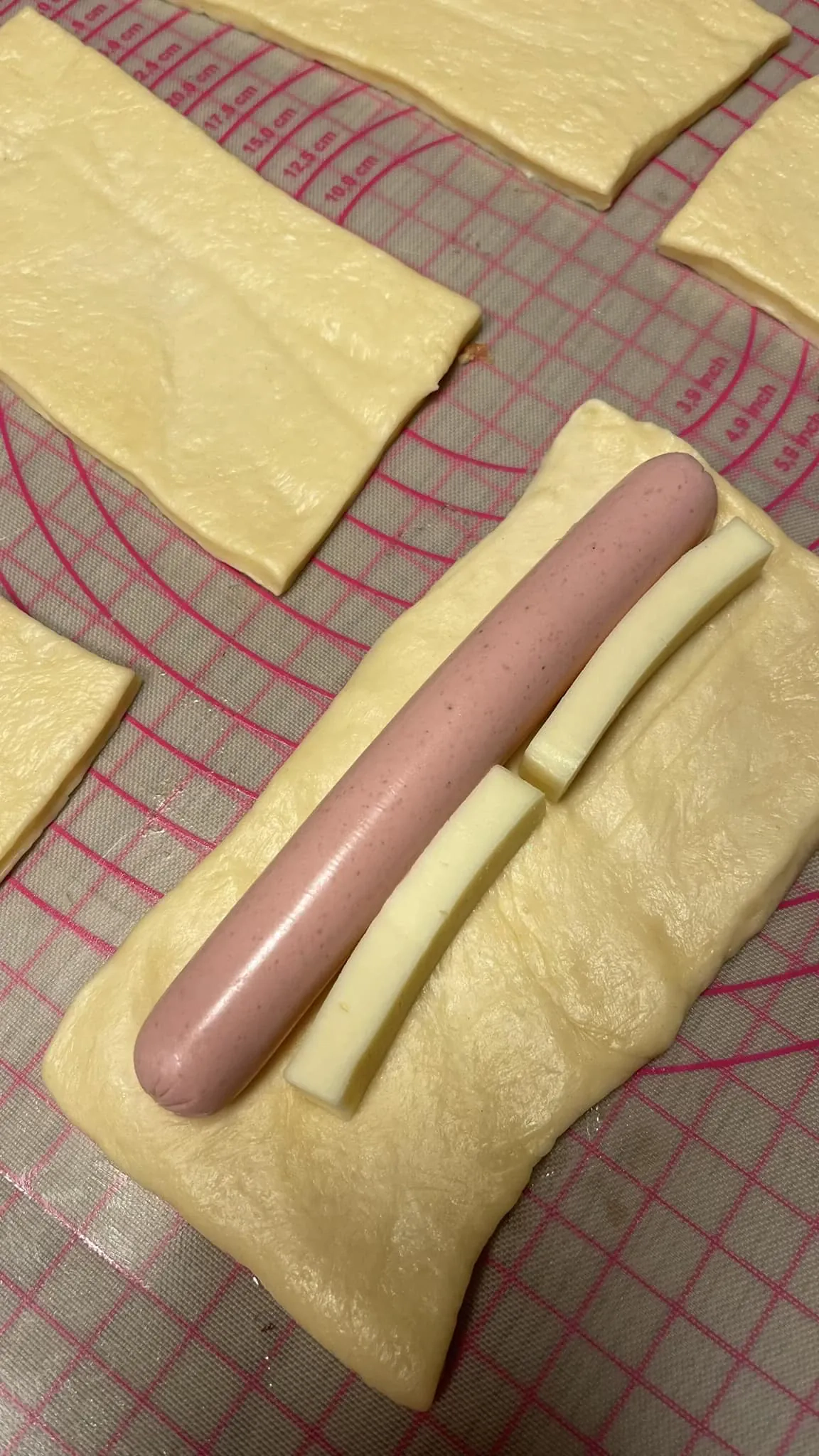 Mielinės bandelės su dešrelėmis ir fermentiniu sūriu