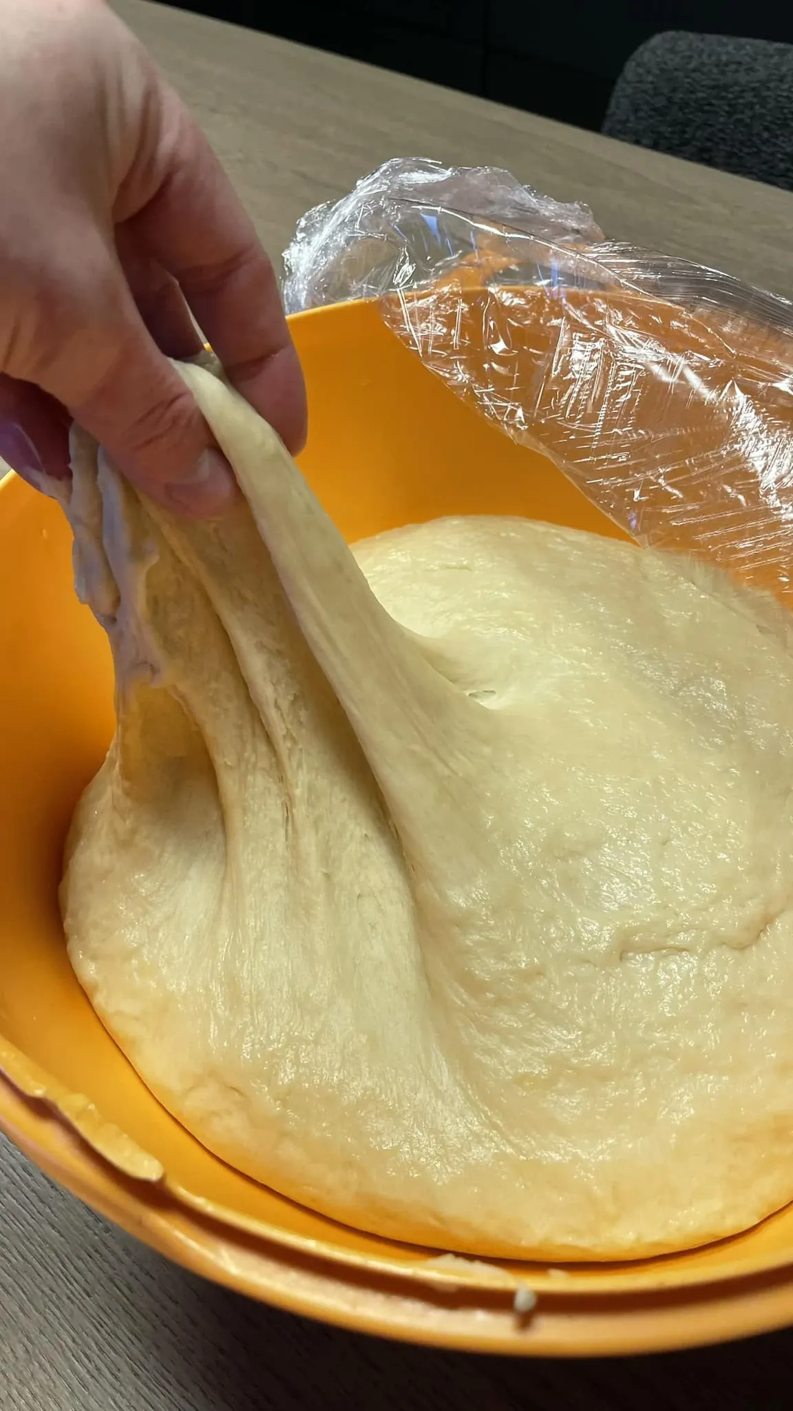 Mielinės bandelės su dešrelėmis ir fermentiniu sūriu