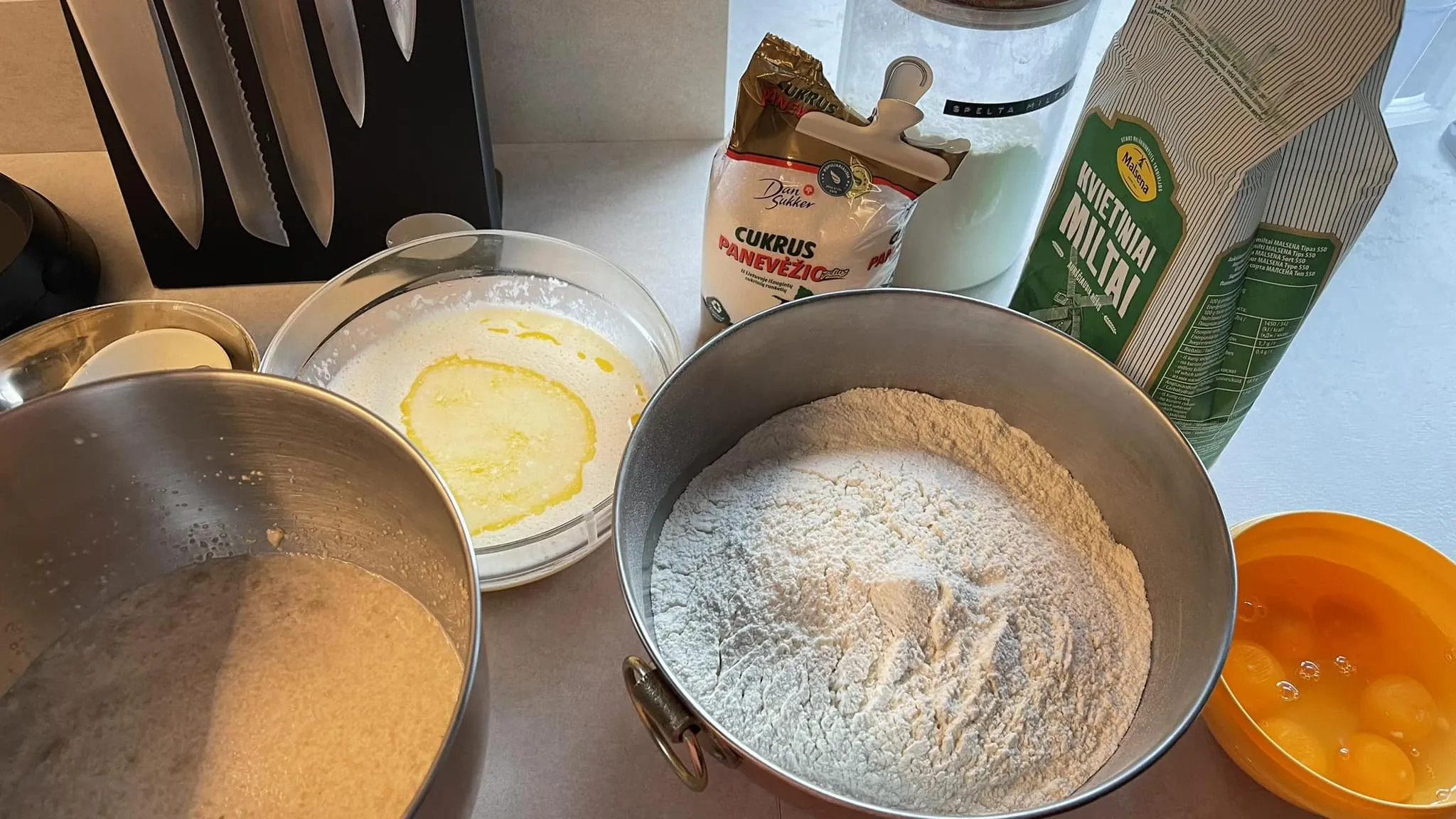 Mielinės bandelės su dešrelėmis ir fermentiniu sūriu