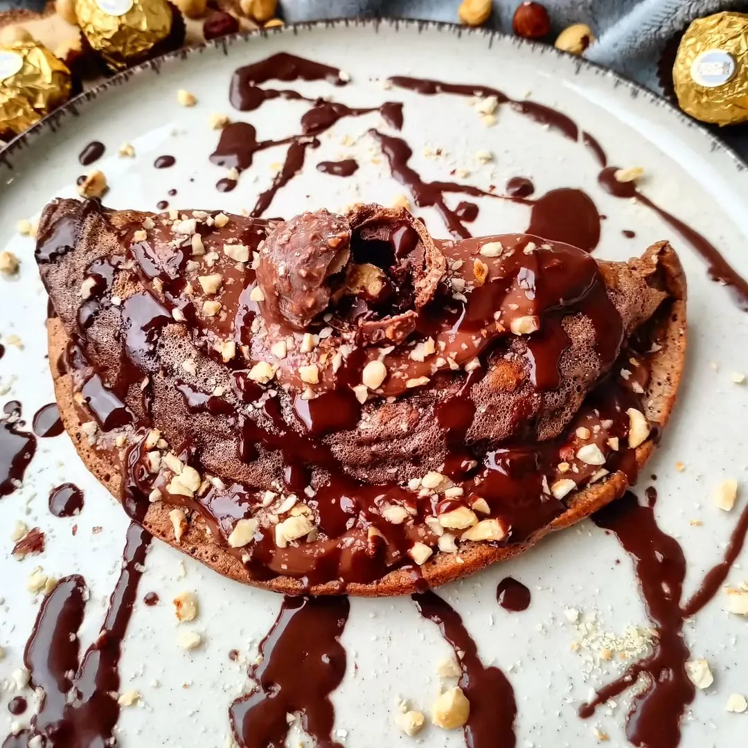 Šokoladiniai lazdyno riešutų blyneliai su „Ferrero Rocher“